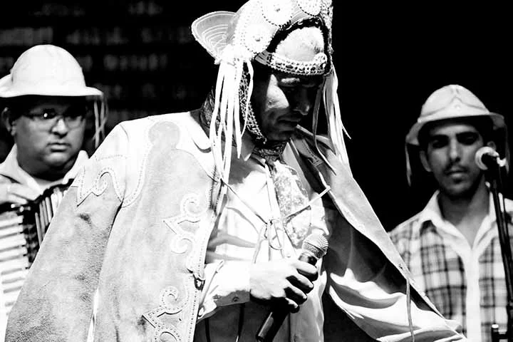 Luiz Gonzaga do Nascimento nasceu no dia 13 de dezembro de 1912 em Exu, município do sertão de Pernambuco, na divisa com o Ceará. A data foi batizada “Dia Nacional do Forró” em homenagem ao artista nordestino.
