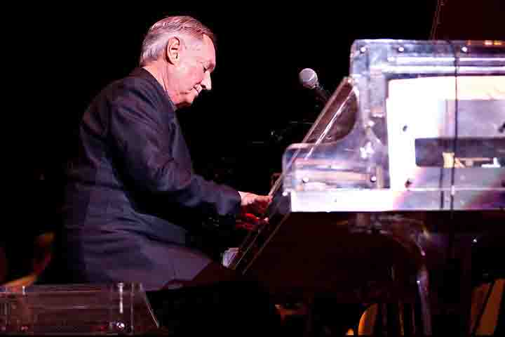 O cantor e pianista estadunidense Neil Sedaka, de 86 anos, tem uma trajetória ímpar no showbiz, marcada por 