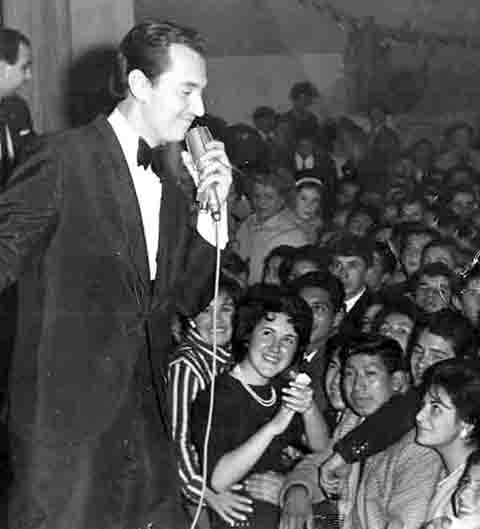 Nessa época, aprendeu a fazer composições no estilo Bill Building, um subgênero do pop surgido nesse período. 

