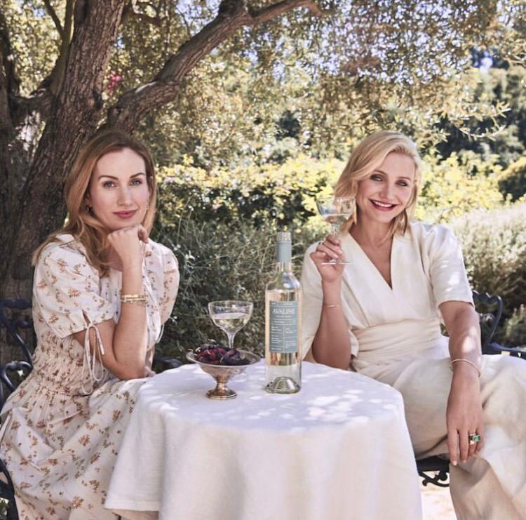 Cameron Diaz - A atriz se juntou com sua amiga e empresária Katherine Power e lançou, em julho de 2020 a marca de vinhos orgânicos “Avaline”, com uvas orgânicas e livre de quaisquer aditivos.