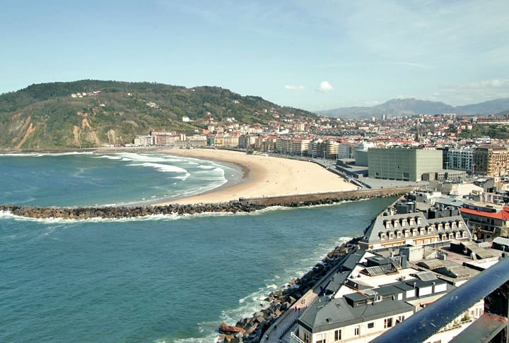 O Forvo foi lançado em 2011 e continua com sua sede na cidade de San Sebastián (também chamada Donostia), na região do País Basco, Espanha  .