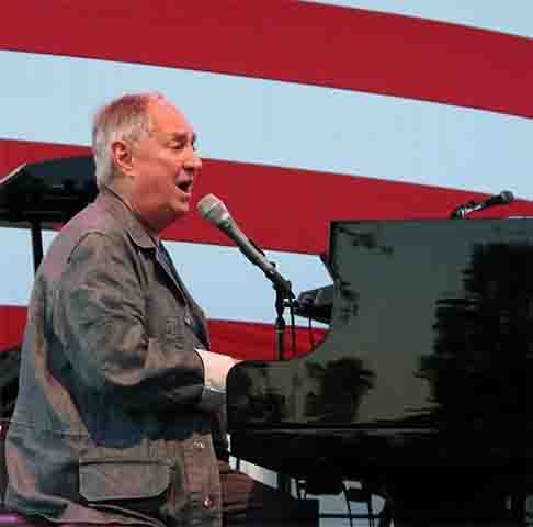 Em 2025, ele tem feito apresentações no restaurante Vitello’s, na Califórnia, comemorando o aniversário de sua “ressurreição profissional”, conforme diz texto no site do artista natural de Nova York.
