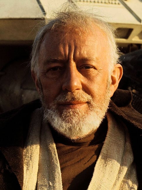 O roteiro não explica as intenções do personagem nem o tornam suportável. Alec Guinness morreu em 05/08/2000, vítima de um câncer no fígado. 