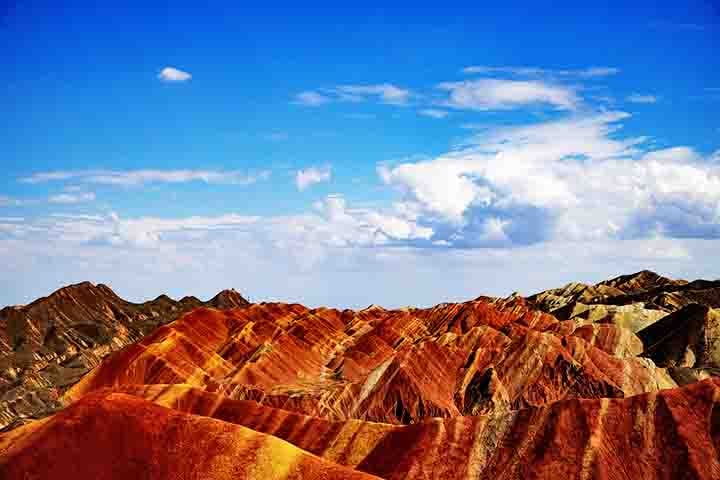 Mais especificamente, a aparência das montanhas é o produto de depósitos de arenito e outros minerais, comprimidos e elevados pela mesma atividade das placas tectônicas que formaram os Himalaias. 