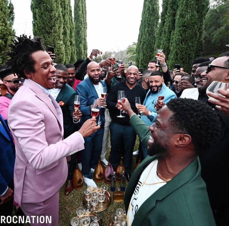 Jay-Z - O clipe da música “Show Me What You Got”, lançado em 2006, ajudou a impulsionar a marca de champanhe “Armand de Brignac”, que o rapper só veio adquirir depois, em 2014. O marido de Beyoncé é considerado uma das celebridades mais bem sucedidas no ramo.