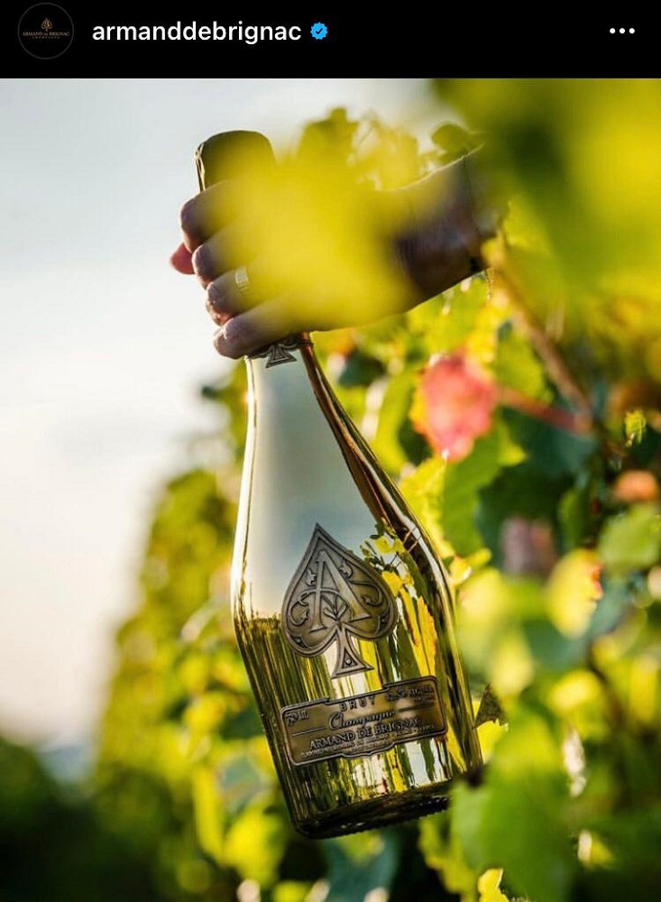 São produzidas cerca de 60 mil garrafas por ano e elas têm um rótulo exclusivo, feito à mão. As versões mais baratas chegam a custar 300 dólares!