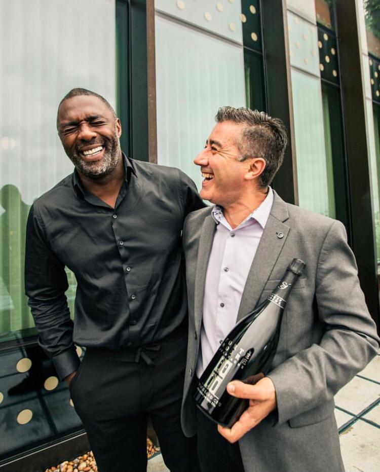 Idris Elba - O ator britânico entrou para o ramo de vinhos durante a pandemia, em 2020, ao criar sua própria marca, a “Porte Noire”. Elba inaugurou até um bar em Londres para quem quiser experimentar as bebidas!