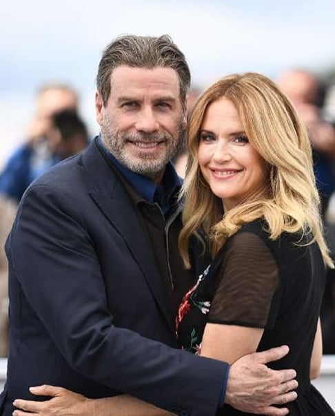 A atriz Kelly Preston, mulher de John Travolta, conhecida principalmente por seus papéis em Irmãos Gêmeos e Jerry Maguire: A Grande Virada, morreu no dia 12/7/2020 por complicações de um câncer de mama. Ela tinha 57 anos.