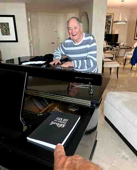 Para sobreviver, com mulher e dois filhos, ele passou a tocar piano em gravações de outros artistas. “Era uma forma de me expressar como músico”, declarou.

