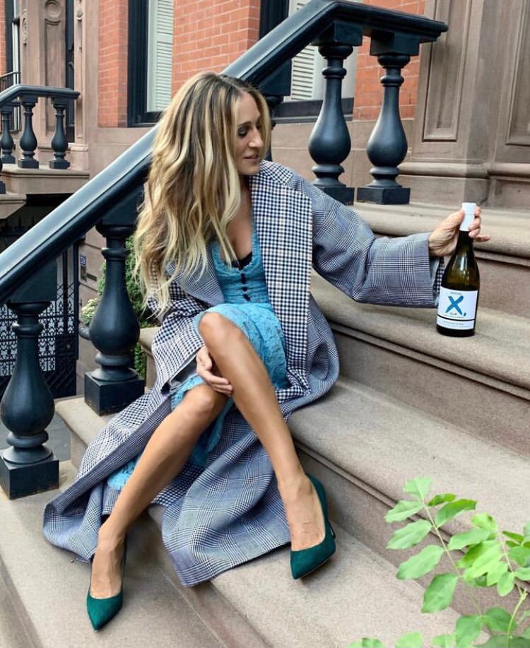 Sarah Jessica Parker - A atriz começou a investir em vinhos em 2019, ano em que lançou o “Invivo X”, vinho feito em parceria com a empresa neozelandesa Invivo Co.. Sarah faz questão de participar pessoalmente da escolha das uvas.