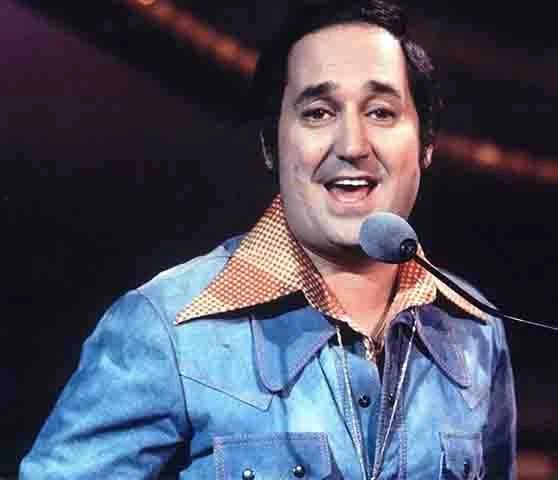 Em terras britânicas, ele passou a tocar em pubs e clubes com o Batley Variety Club. Em meio a seus clássicos, ele começou a apresentar novas músicas para um público que se mostrou receptivo.
