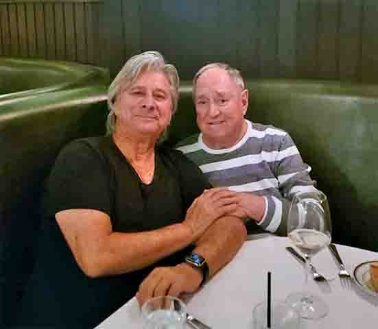 As canções “Laughter in the Rain” e “Bad Blood” chegaram ao número um da Billboard Hot 100 americana, em 1975.

