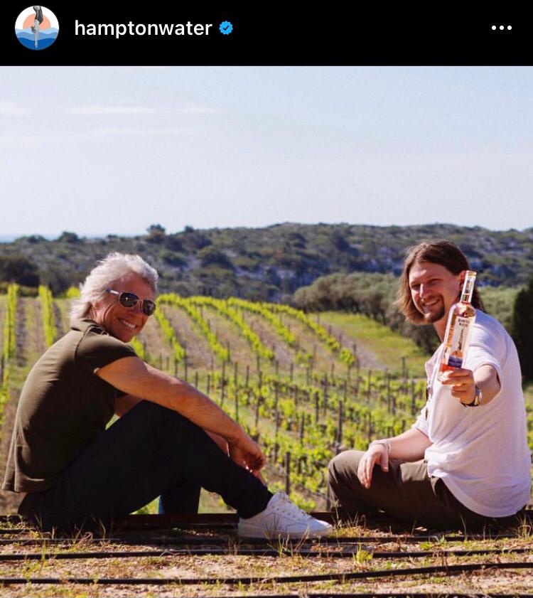  Jon Bon Jovi - Em 2008, o cantor de rock norte-americano lançou, com seu filho, Jesse, um vinho rosé chamado “Hampton Water Wine”. A bebida é produzida na França.