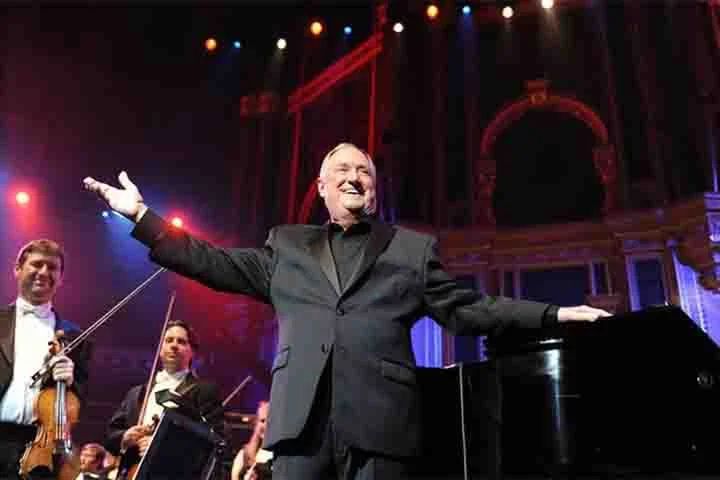 Elton John era fã de Sedaka e se dispôs a ajudá-lo na retomada da carreira. Assim, com o apoio do astro britânico ele lançou em 1974 pela gravadora Rocket Record Company o álbum “Sedaka’s Back”, que recolocou o nova iorquino sob holofotes. 

