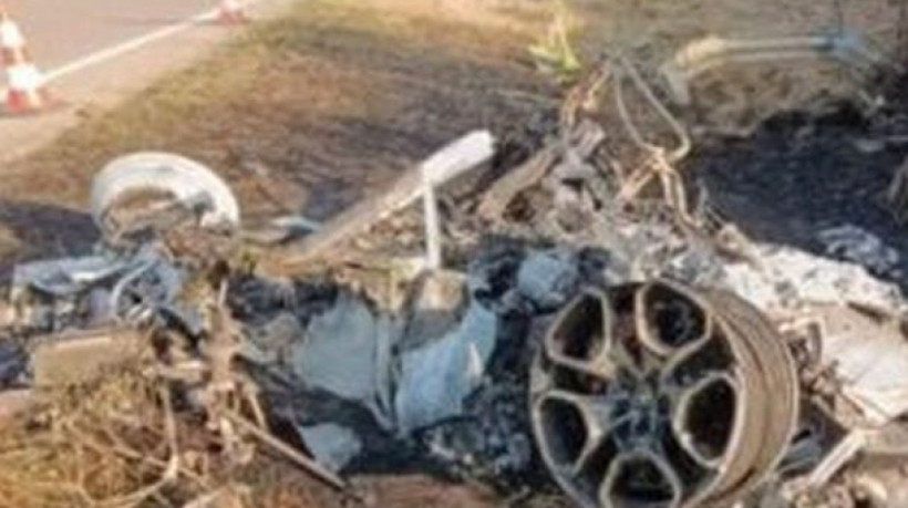 Incêndio no veículo dificultou o trabalho da perícia, mas as marcas no asfalto teriam sido decisivas para as conclusões preliminares 