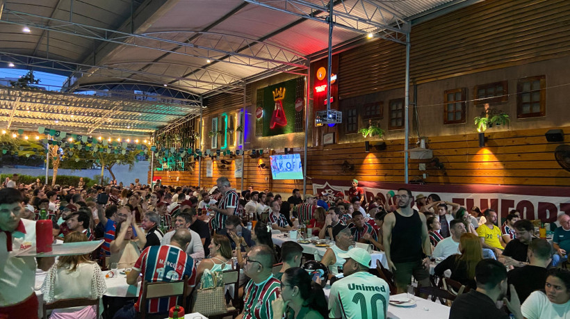 Torcida cearense do Fluminense se reuniu no Assis da Picanha, no bairro Varjota, para acompanhar jogo contra o Chelsea, pelo Mundial de Clubes. 