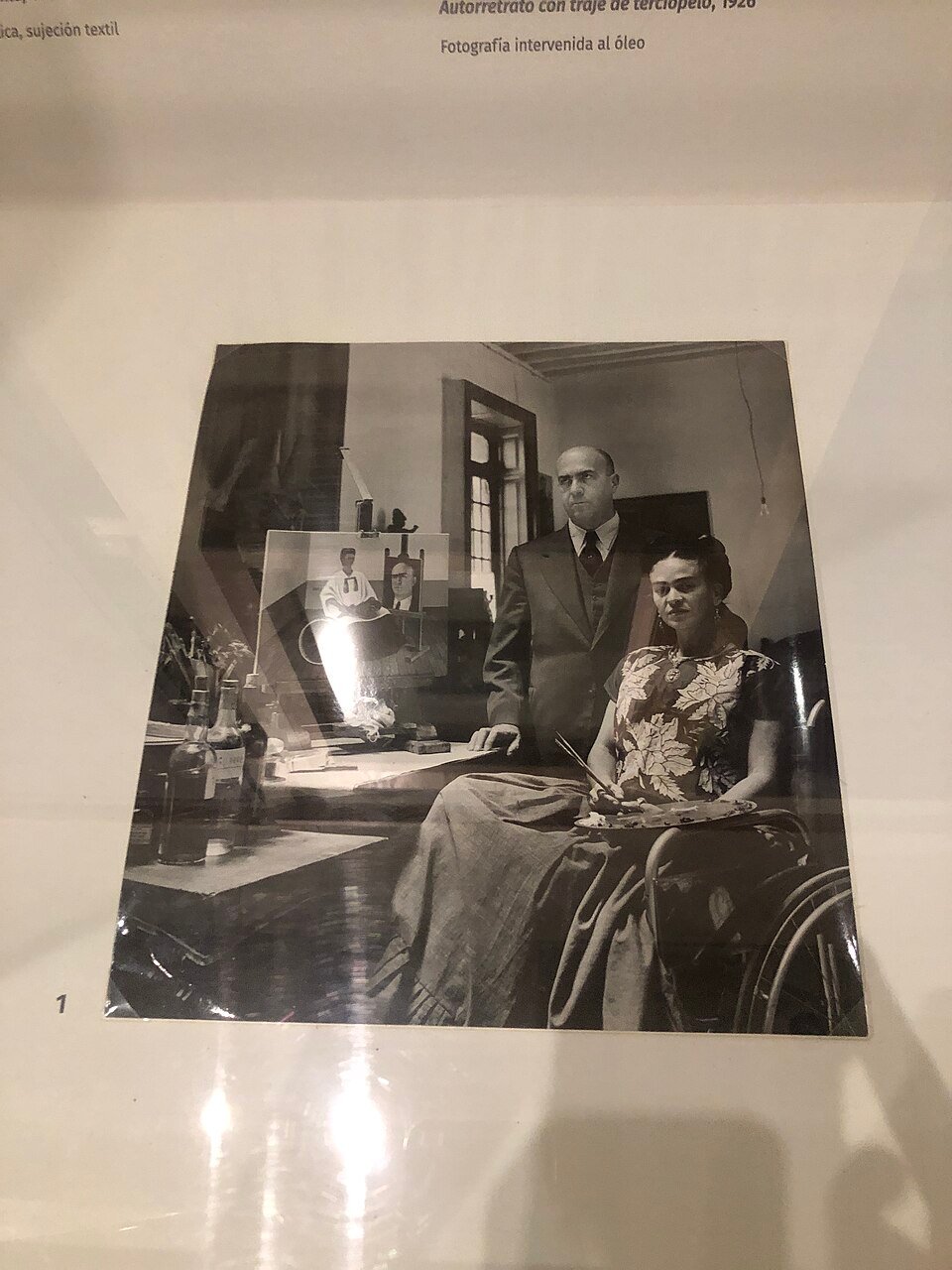 Na época da tragédia, Frida passou a desenvolver sua vocação artística, produzindo autorretratos graças a um espelho que sua mãe posicionou sobre a cama. 
