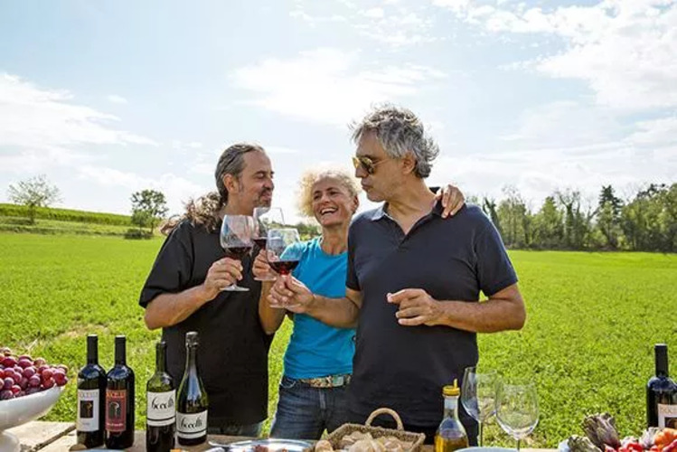 Andrea Bocelli - O tenor faz parte de uma família que há três séculos produz vinho na Toscana. Ele chegou a viver na vinícola até os 35 anos, quando se mudou, mas deu sequência à tradição familiar. 
