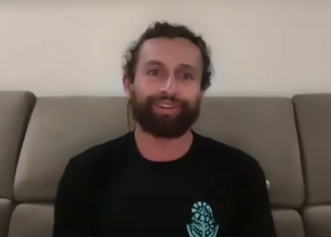 “Era um pouco difícil de acreditar que havia uma cobra no avião, então não acho que muitas pessoas tenham acreditado inicialmente”, comentou o apresentador.