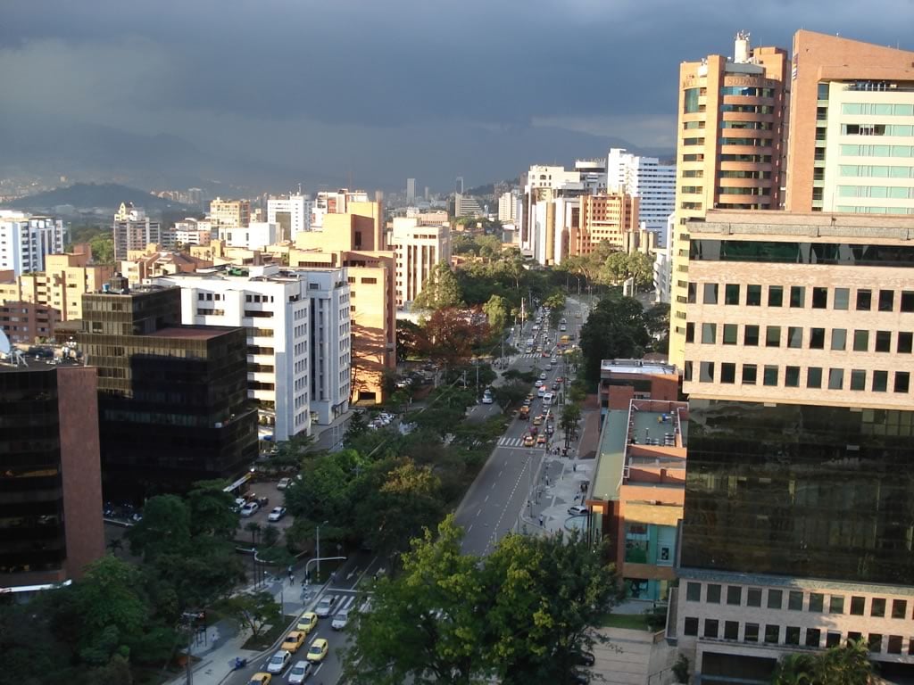 Medellín - Cidade na Colômbia, a 416 km da capital Bogotá - Medelín foi batizada em honra à cidade espanhola de Medellín, na Estremadura, terra natal do conquistador Hernán Cortés. O nome da cidade espanhola, por sua vez, remonta ao latim “Metellinum”, da época romana.