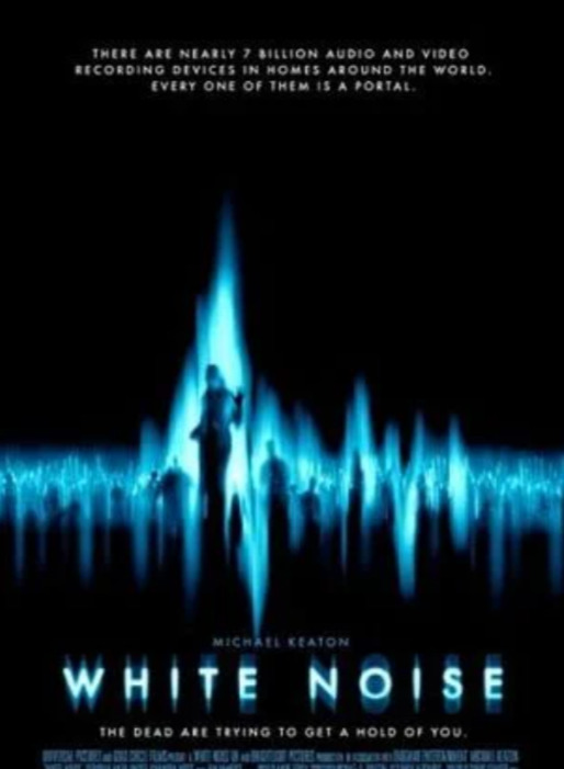 Michael Keaton também viveu um personagem de filme de suspense em que passa a ouvir a voz da mulher que já morreu, no filme Vozes do Além, em 2005. 