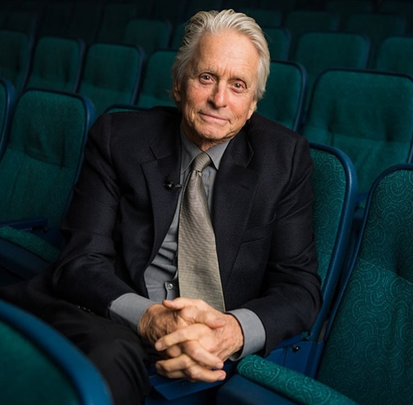 Ao decidir ser ator, Michael John Douglas - seu nome verdadeiro - queria se chamar artisticamente Michael Douglas. Mas já existia um ator com esse nome,  que também trilharia uma carreira de muito sucesso . E ele adotou ,então, o sobrenome Keaton.