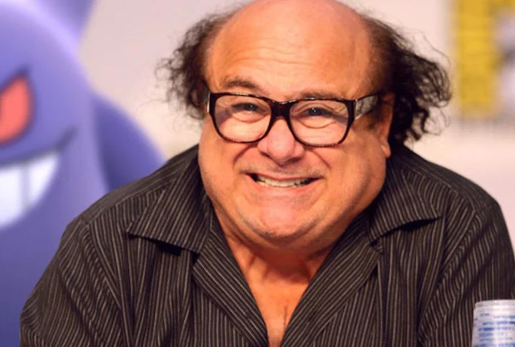Danny DeVito - O ator tem dupla nacionalidade americana e italiana. Sua família é de Basilicata, região meridional banhada pelo Mar Jônico. Nascido em Nova Jersey, em 17/11/1944,  é  ator, dublador e roteirista. Mede 1,47m. 