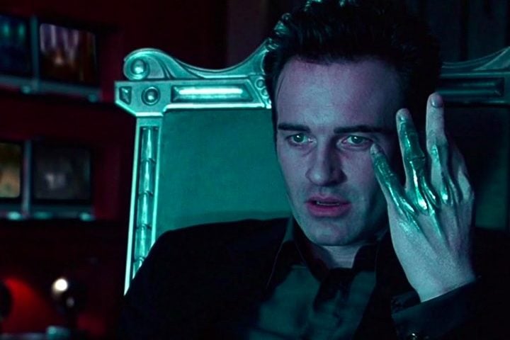 Essa não será a primeira versão do Dr. Destino dos cinemas. O australiano Julian McMahon encarnou o personagem em “Quarteto Fantástico” (2005), enquanto no reboot de 2015 foi a vez do britânico Toby Kebbell. Julian morreu em 2/7/2025 aos 56 anos.