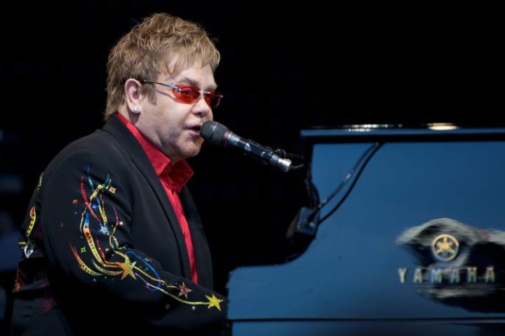 Durante um show dos Bee Gees, ele conheceu Elton John, que, embora muito jovem, já era uma estrela da música pop mundial. 
