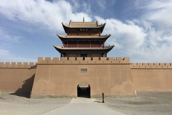 O Forte Jiayuguan, primeira fortaleza de fronteira no extremo oeste da Grande Muralha da dinastia Ming, é outro local histórico impressionante.