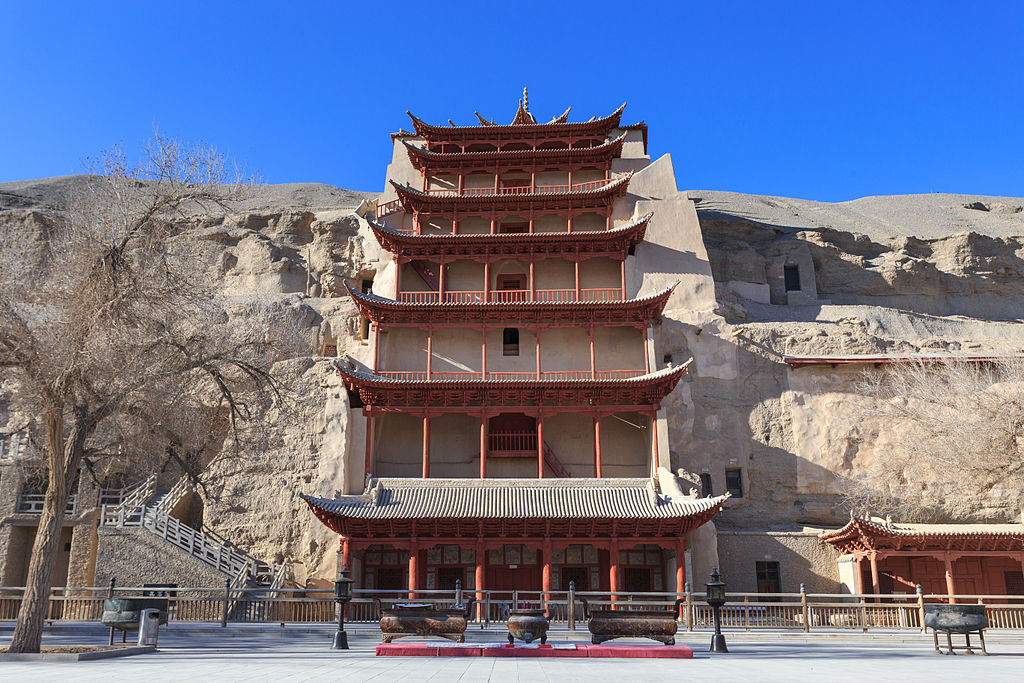 Outras cidades como Dunhuang abrigam tesouros arqueológicos, como os Templos dos Mil Budas e as Grutas de Mogao, famosas por seus afrescos e esculturas budistas.