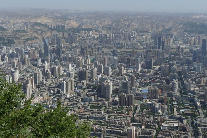 Sua capital é Lanzhou, uma cidade industrial com mais de 4 milhões de habitantes.