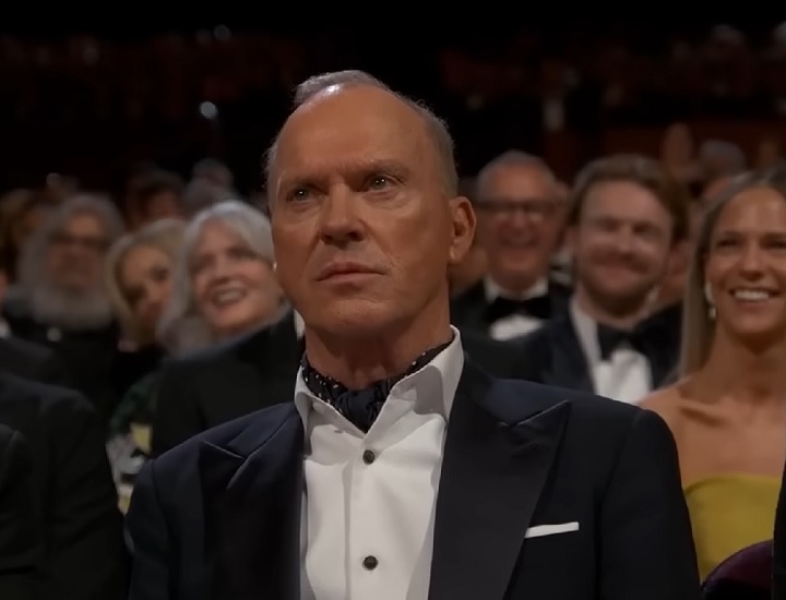 Aos 73 anos, Michael Keaton tem um filho de 41 anos chamado Sean Douglas, fruto do relacionamento do ator com a atriz Caroline McWilliams. Ele também teve um namoro de 6 anos com atriz Courteney Cox.