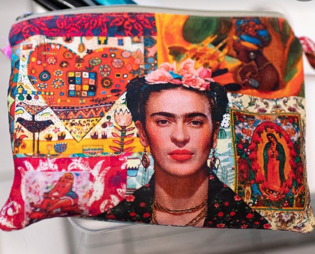 É comum encontrar objetos de uso pessoal e decorativos, como camisetas, canecas, chaveiros e almofadas, que trazem o rosto da artista estampado, com suas sobrancelhas grossas e estética florida.
