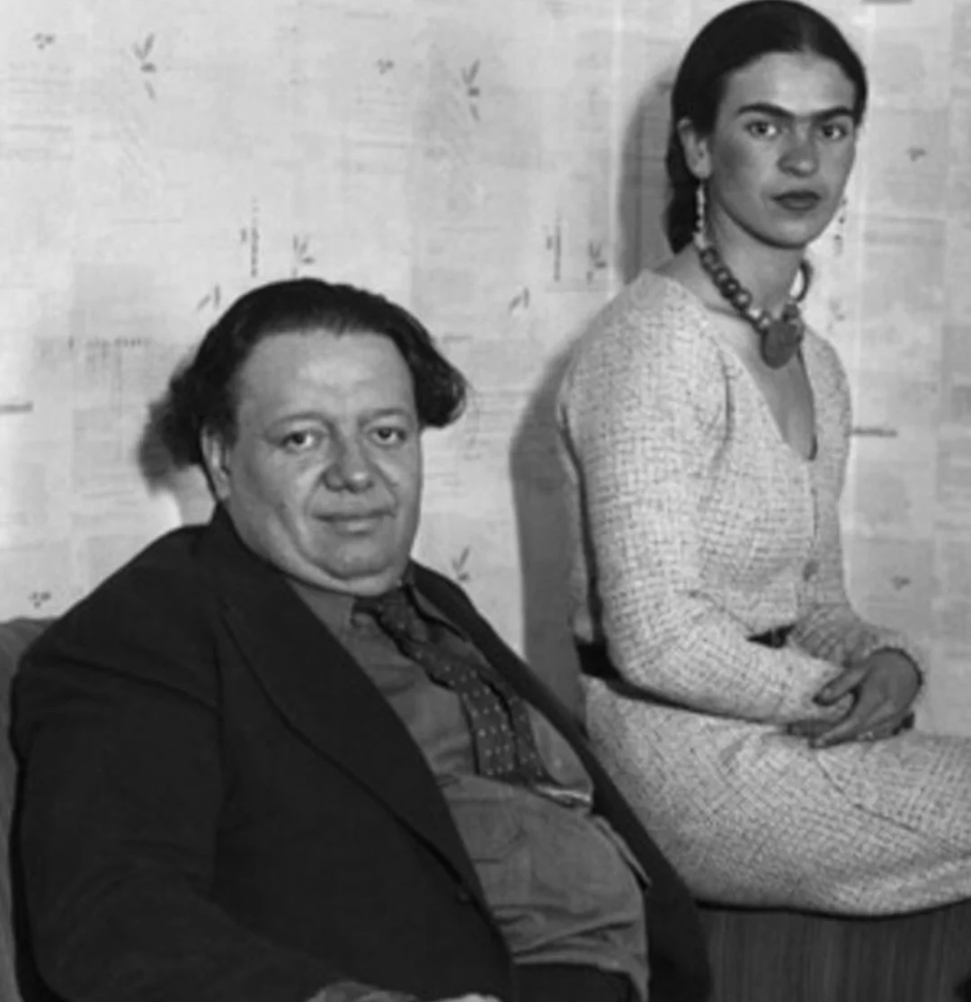 Um dos fatos mais conhecidos da biografia de Frida é seu relacionamento com o muralista Diego Rivera.
