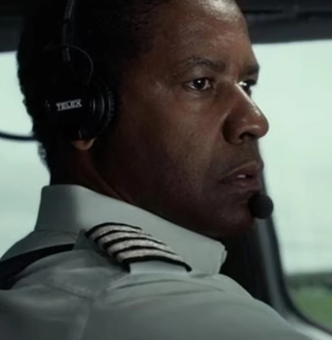 O fato de ser piloto, inclusive, fez com que o roteiro do filme O Voo , em 2012, fosse escrito para ele. Mas Travolta recusou o papel porque achou bobagem a cena do avião voando de cabeça para baixo. Denzel Washington ganhou o papel e foi indicado ao Oscar. 