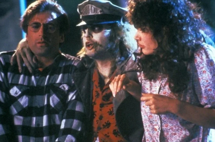 O orçamento de Beetlejuice foi de US$ 15 milhões, com apenas US$ 1 milhão entregue ao trabalho de efeitos visuais que incluíam stop motion, animação de substituição, maquiagem protética, marionetes e tela azul.