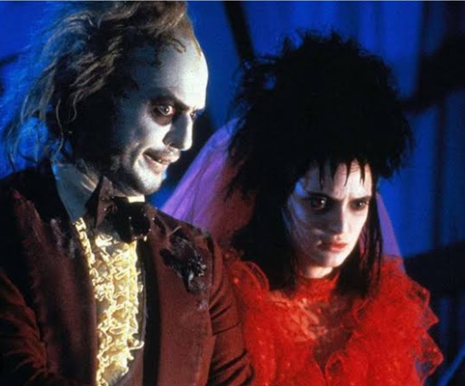 Além de Michael, a atriz Winona Ryder está na continuação e resgata mais um personagem vivido no primeiro filme, em 1988: Lydia Deetz, capaz de interagir com o mundo dos mortos. 
