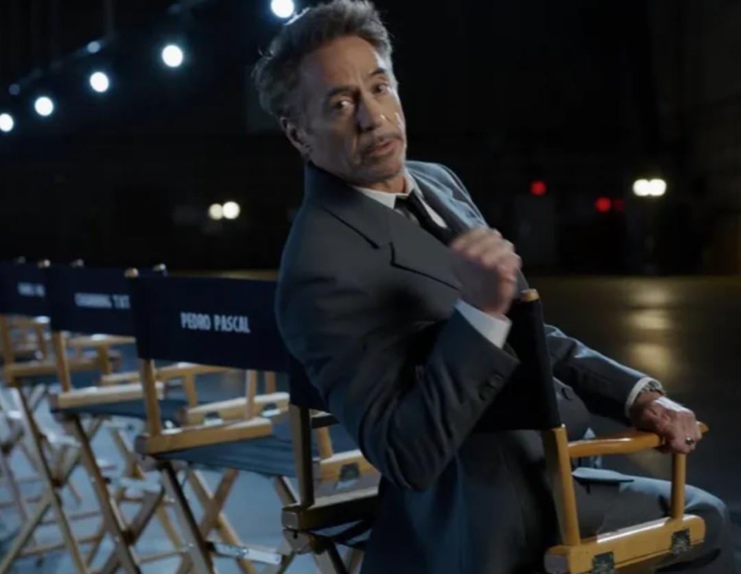 As filmagens de Avengers: Doomsday, no qual Robert Downey Jr. interpreta o Doutor Destino, começaram oficialmente em abril de 2025 no Pinewood Studios, na Inglaterra, com cenas adicionais em locais como Bahrein e o Windsor Great Park . Downey posou na cadeira para foto.