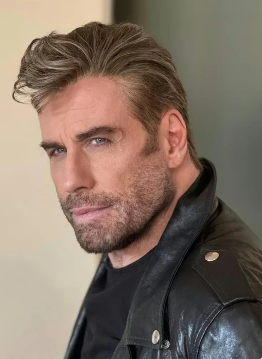 O ator John Travolta voltou a encarnar Danny Zuko, do musical “Grease”, durante um evento no dia 28/6. Caracterizado como o  personagem, ele participou de uma sessão no Hollywood Bowl, em Los Angeles. E disse que nem o elenco sabia que iria aparecer.