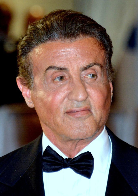 Sylvester Stallone - Nascido em Nova York, em 6/7/1946, é filho de um italiano da Puglia, que migrou para os EUA ainda criança. Após viver na rua, fazer filme pornô e vender até o cachorro de estimação para se sustentar, Sylvester escreveu o roteiro e estrelou Rocky (1976). O sucesso mudou sua vida.