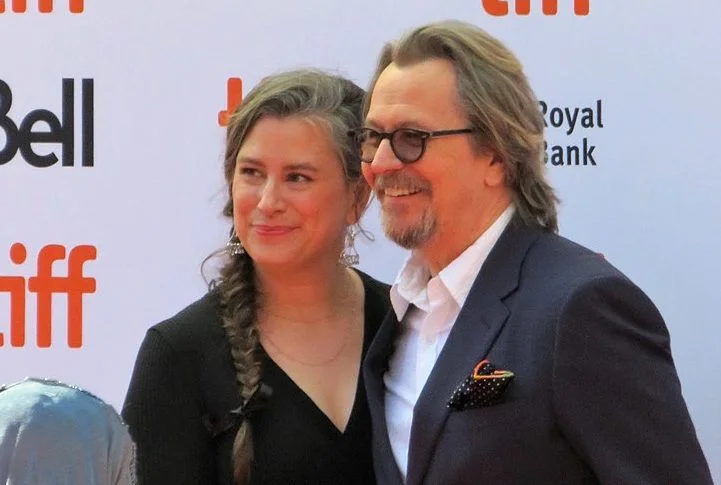 Gary Oldman é casado com a escritora e curadora de arte Gisele Schmidt desde 2017.