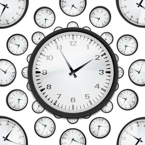 Desorientação no tempo e espaço: Pode se perder em locais familiares ou não saber que dia é, confundindo manhã com noite ou esquecendo onde está.