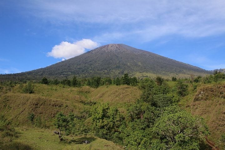 O Monte Rinjani é o segundo vulcão mais alto da Indonésia, localizado na ilha de Lombok, localizado a leste da capital Bali. Em altura, ele é superado apenas pelo Monte Kerinci, em Sumatra, que tem 3.805 metros.