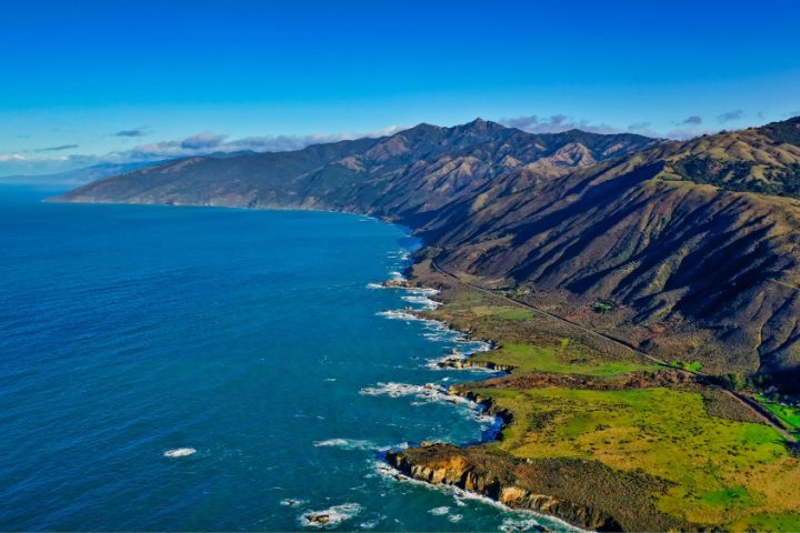A Zelândia está localizada a leste da Austrália, abrangendo a Nova Zelândia e a Nova Caledônia.