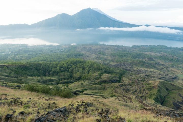Nos últimos cinco anos, o Parque Nacional do Monte Rinjani, na Indonésia, registrou oito mortes e 180 feridos em acidentes, segundo dados do governo local. O número de acidentes na região tem aumentado, com 60 casos registrados em 2024, quase o dobro de 2023.