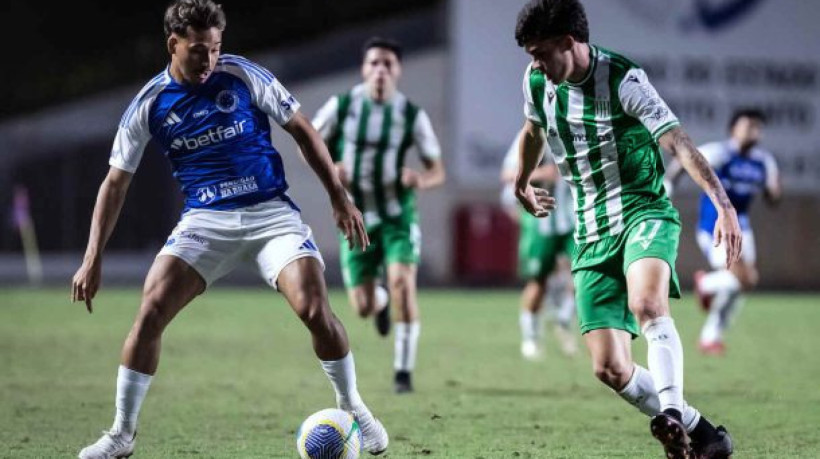 Volante voltou a atuar alguns minutos pela Raposa em jogo contra o Banfield, da Argentina, após ficar cinco meses fora por grave lesão
