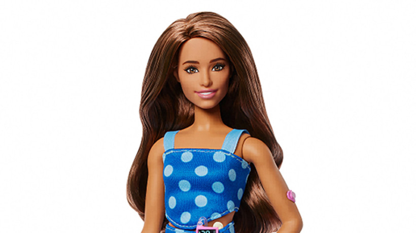 Fabricante americana de brinquedos Mattel mostra nova boneca Barbie com diabetes tipo 1