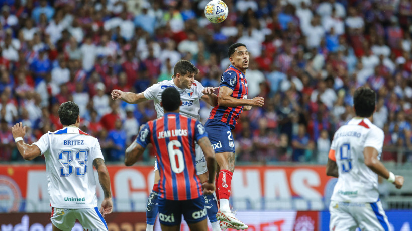 Kuscevic e Gilberto disputam lance no jogo Bahia x Fortaleza, na Fonte Nova, pela Copa do Nordeste 2025