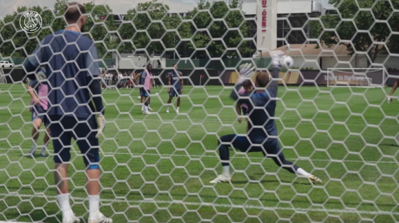 Hakimi e Vitinha treinam finalizações antes de enfrentar o Real Madrid